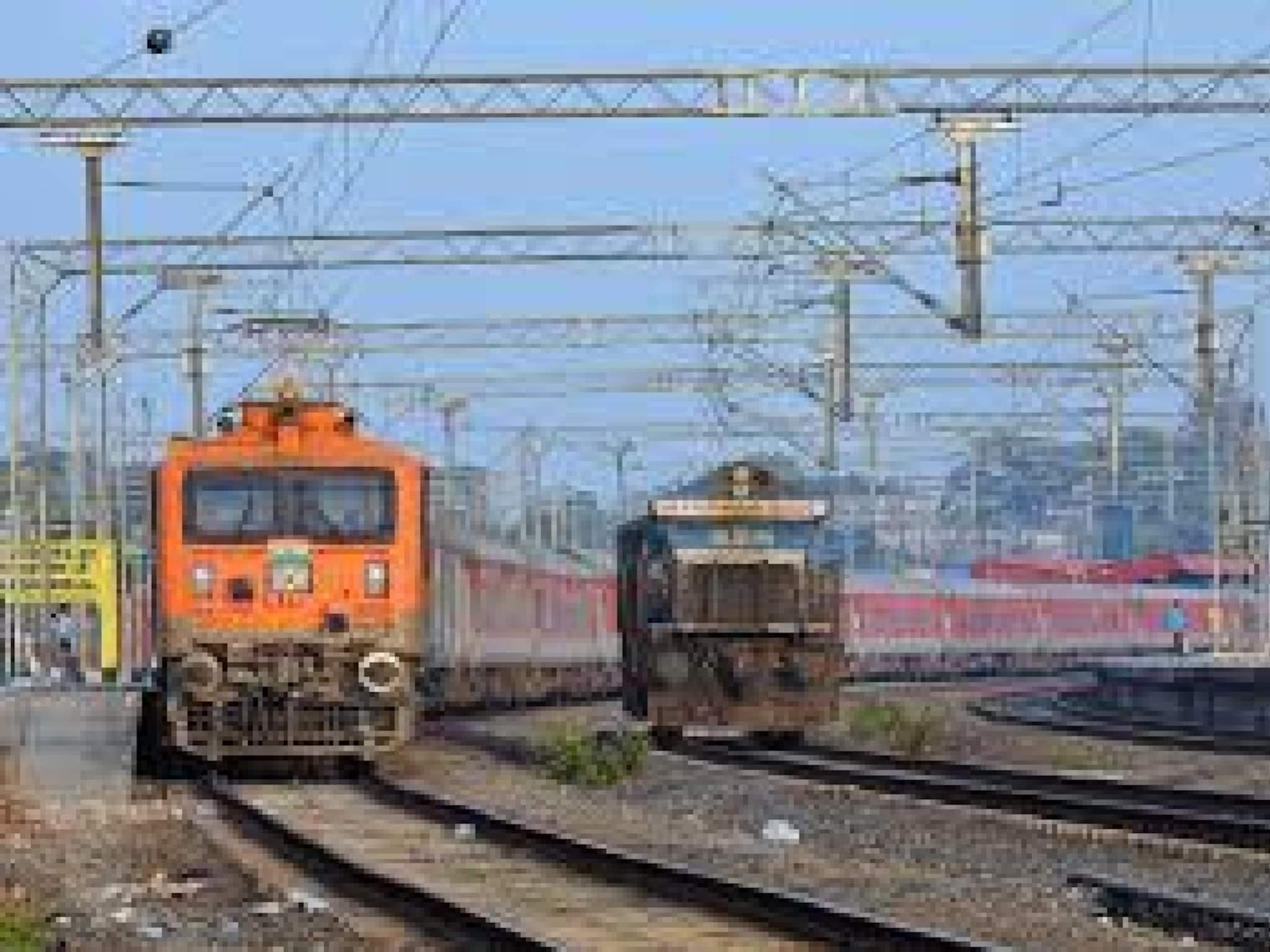 ট্রেনের চাকা থেকে ধোঁয়া, সরাইঘাট এক্সপ্রেসে আগুন আতঙ্ক