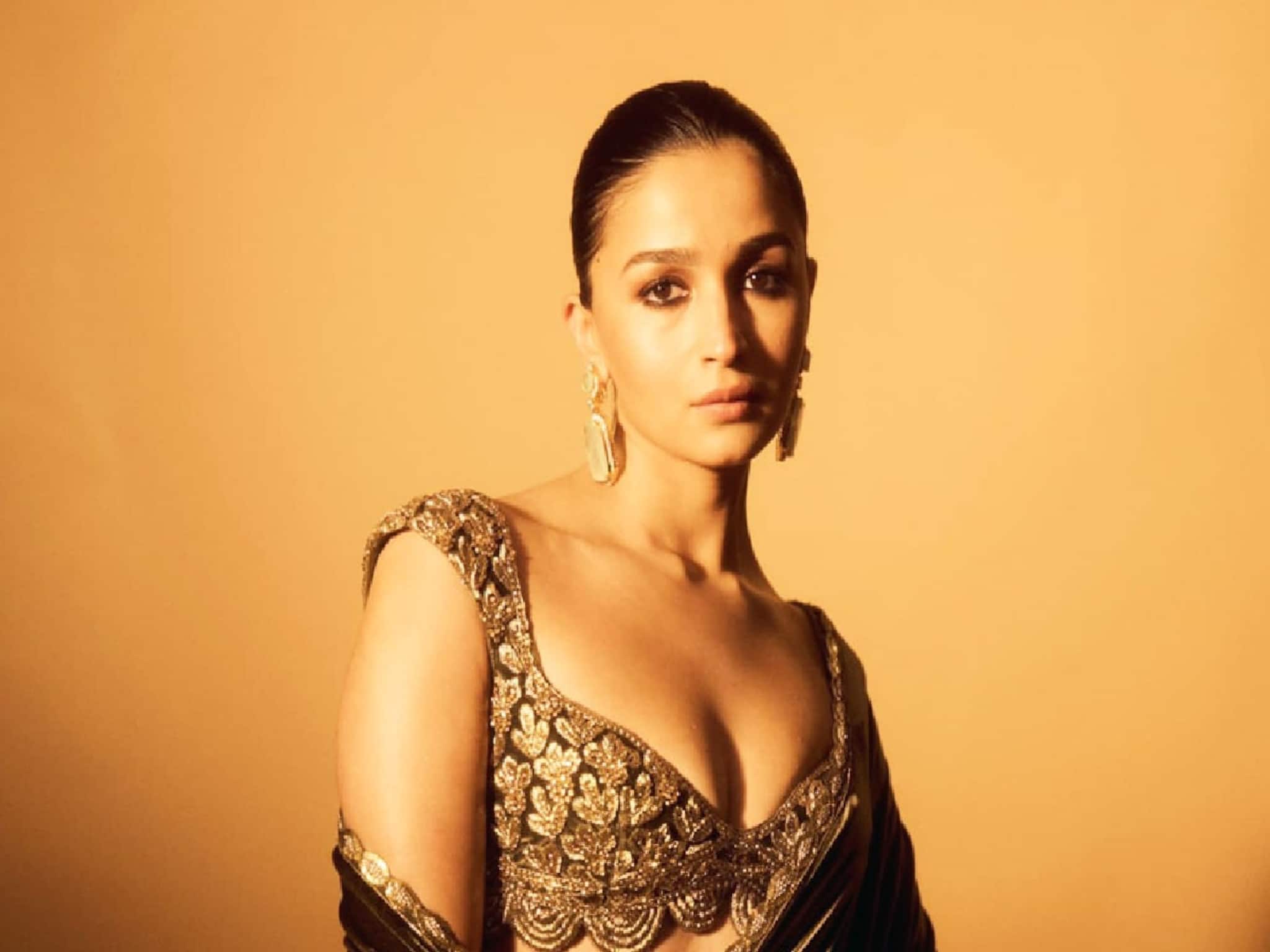 নয়া ট্রেন্ডে গা ভাসিয়ে, ১০ বছর আগের ছবি শেয়ার করে 'নস্টালজিক' আলিয়া, ২০১৬ কেমন কেটেছিল?