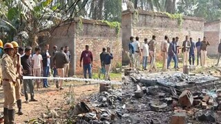 আতঙ্কে মুখে কুলুপ...চম্পাহাটির হাড়ালে বাজি বিস্ফোরণ কাণ্ডে মৃত বেড়ে ২! পলাতক কারখানার মালিক এখনও অধরা আতঙ্কে মুখে কুলুপ...চম্পাহাটির হাড়ালে বাজি বিস্ফোরণ কাণ্ডে মৃত বেড়ে ২! পলাতক কারখানার মালিক এখনও অধরা