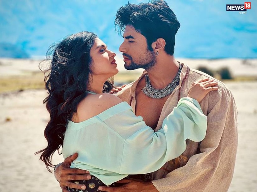 শীতের মরশুমে প্রেমের আবহে ফের বিয়ের সানাই টলিপাড়ায়। একের পর এক তারকাবিয়ের খবরে যখন মুখর ইন্ডাস্ট্রি, ঠিক তখনই সামনে এল আরও এক সুখবর। ফেব্রুয়ারি মাসেই সাতপাকে বাঁধা পড়তে চলেছেন টেলিভিশনের জনপ্রিয় জুটি রণজয় বিষ্ণু ও শ্যামৌপ্তি মুদলি। শীতের মরশুমে প্রেমের আবহে ফের বিয়ের সানাই টলিপাড়ায়। একের পর এক তারকাবিয়ের খবরে যখন মুখর ইন্ডাস্ট্রি, ঠিক তখনই সামনে এল আরও এক সুখবর। ফেব্রুয়ারি মাসেই সাতপাকে বাঁধা পড়তে চলেছেন টেলিভিশনের জনপ্রিয় জুটি রণজয় বিষ্ণু ও শ্যামৌপ্তি মুদলি।