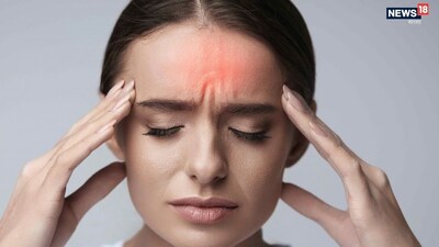 তিনি আরও বলেন, সাধারণ কিছু ভুল অভ্যাস যেমন খাবার ঠিক সময় না খাওয়া, বারবার উপবাস, রাতে দেরিতে ঘুমানো, স্ক্রিনের দিকে বেশি তাকানো বা শরীরচর্চা না করা — এগুলো আমাদের মাথাব্যথাকে আরও বাড়িয়ে দিতে পারে। তাই ব্যথা কমাতে শুধু ওষুধ নয়, সঠিক রুটিন মেনে চলাই বেশি জরুরি।