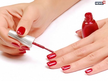 নেল পলিশ লাগানোর দু’দিনের মধ্যেই উঠে যাচ্ছে রং? নখের এই গোপন ভুলগুলোই আসল অপরাধী!