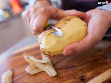 যে আলুর খোসা ছেঁচে ফেলেন, সেটাই নাকি স্বাস্থ্যের আসল চাবিকাঠি! জানাচ্ছেন পুষ্টিবিদরা