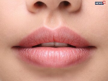 জল পান করেও ঠোঁট শুকনো? নরম-রসালো ঠোঁট পেতে ব্যবহার করুন এই হাইড্রেটিং লিপস্টিক