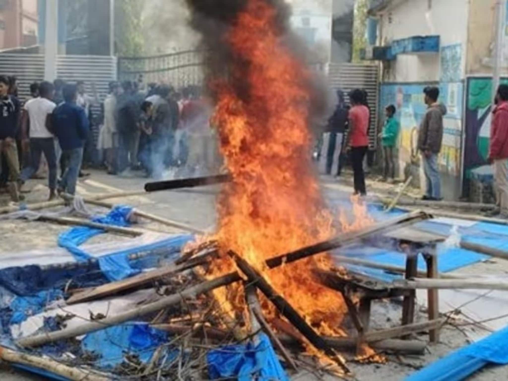 SIR-এর প্রতিবাদে বিডিও অফিস ভাঙচুর, আগুন! চাকুলিয়ার ঘটনায় কড়া পদক্ষেপ কমিশনের SIR-এর প্রতিবাদে বিডিও অফিস ভাঙচুর, আগুন! চাকুলিয়ার ঘটনায় কড়া পদক্ষেপ কমিশনের