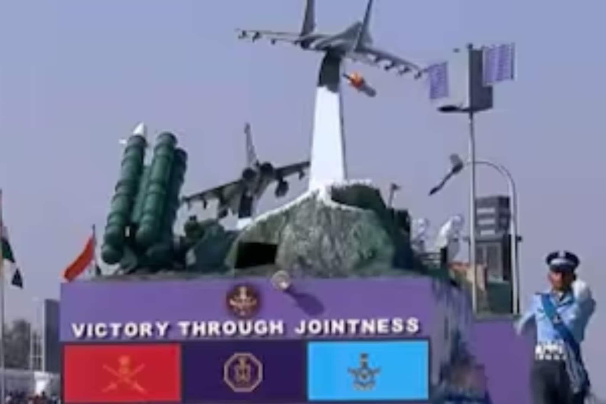 ‘ঐক্যবদ্ধ লড়াইয়ের জয়’! প্রজাতন্ত্র দিবসের ট্যাবলোতে এবার অপারেশন সিঁদুর