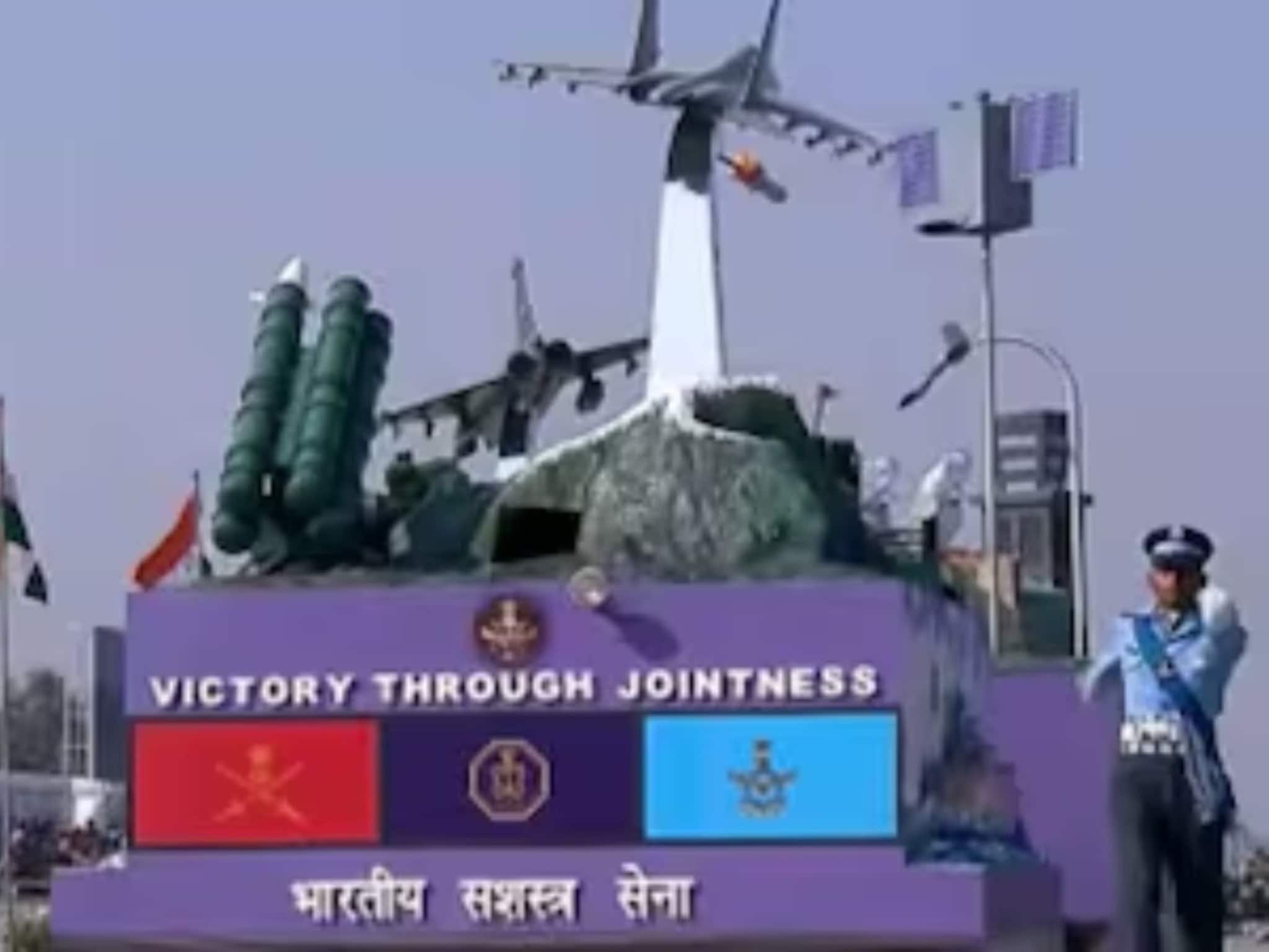 ‘ঐক্যবদ্ধ লড়াইয়ের জয়’! প্রজাতন্ত্র দিবসের ট্যাবলোতে এবার অপারেশন সিঁদুর