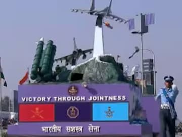 ‘ঐক্যবদ্ধ লড়াইয়ের জয়’! প্রজাতন্ত্র দিবসের ট্যাবলোতে অপারেশন সিঁদুর, ভারতের শক্তি তুলে ধরল তিন বাহিনী ‘ঐক্যবদ্ধ লড়াইয়ের জয়’! প্রজাতন্ত্র দিবসের ট্যাবলোতে অপারেশন সিঁদুর, ভারতের শক্তি তুলে ধরল তিন বাহিনী