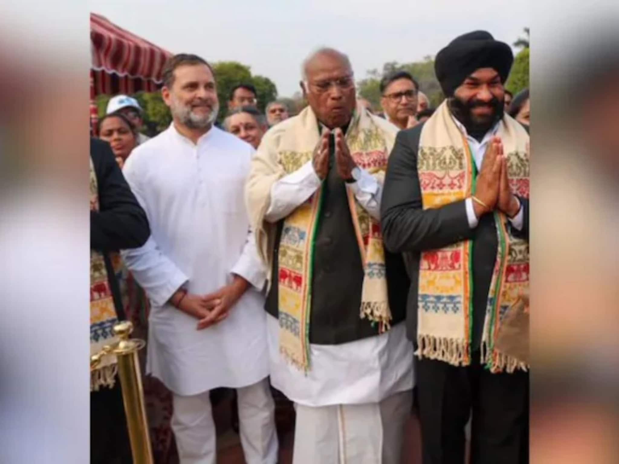 উত্তর-পূর্ব ভারতের ঐতিহ্যবাহী ‘গামোসা’ পরেননি রাহুল! রাষ্ট্রপতি ভবনের অনুষ্ঠানের পরেই বিতর উত্তর-পূর্ব ভারতের ঐতিহ্যবাহী ‘গামোসা’ পরেননি রাহুল! রাষ্ট্রপতি ভবনের অনুষ্ঠানের পরেই বিতর