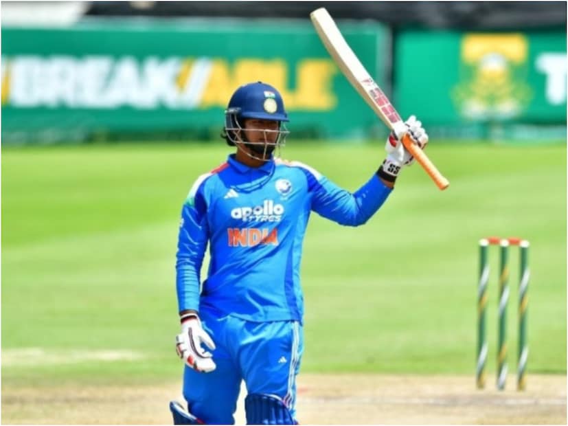 ভারতীয় অনূর্ধ্ব-১৯ দলের উদীয়মান তারকা বৈভব সূর্যবংশী বর্তমানে আলোচনার কেন্দ্রে। মাত্র ১৪ বছর বয়সেই তিনি তাঁর ব্যাটিং দক্ষতা দিয়ে বিশেষজ্ঞ ও সমর্থকদের নজর কেড়েছেন। যখনই তিনি মাঠে নামেন, তখনই তাঁর কাছ থেকে বিশেষ কিছু দেখার প্রত্যাশা তৈরি হয়। সম্প্রতি দক্ষিণ আফ্রিকার বিরুদ্ধে যুব ওয়ানডে সিরিজে দুর্দান্ত পারফরম্যান্স করে তিনি নিজের প্রতিভার প্রমাণ দিয়েছেন। ভারতীয় অনূর্ধ্ব-১৯ দলের উদীয়মান তারকা বৈভব সূর্যবংশী বর্তমানে আলোচনার কেন্দ্রে। মাত্র ১৪ বছর বয়সেই তিনি তাঁর ব্যাটিং দক্ষতা দিয়ে বিশেষজ্ঞ ও সমর্থকদের নজর কেড়েছেন। যখনই তিনি মাঠে নামেন, তখনই তাঁর কাছ থেকে বিশেষ কিছু দেখার প্রত্যাশা তৈরি হয়। সম্প্রতি দক্ষিণ আফ্রিকার বিরুদ্ধে যুব ওয়ানডে সিরিজে দুর্দান্ত পারফরম্যান্স করে তিনি নিজের প্রতিভার প্রমাণ দিয়েছেন।