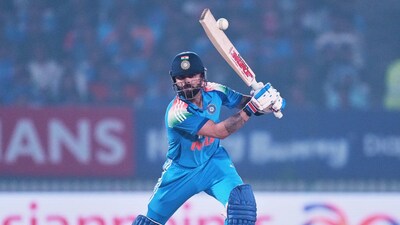 ফের চেনা জায়গায় বিরাট কোহলি। আইসিসির একদিনের ব্যাটারদের তালিকায় শীর্ষে উঠে এলেন কিং কোহলি। পর পর লম্বা রানের ইনিংসের সৌজন্যে ১৬৫৮ দিন পরে এক দিনের ক্রিকেটে রোহিত শর্মাকে সরিয়ে ফের শীর্ষে বিরাট।