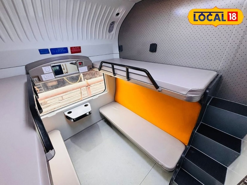 রেল যাত্রীদের উন্নতমানের বিলাসবহুল ভ্রমণের সুবিধার্থে আগামী ১৭ জানুয়ারি উদ্বোধন হতে চলেছে ভারতের প্রথম বন্দে ভারত স্লিপারের। যাকে ঘিরে ইতিমধ্যেই শুরু হয়েছে তোড়জোড়। পশ্চিমবঙ্গের সাতটি জেলা এবং অসমের দু'টি জেলার সঙ্গে যুক্ত হয়ে চলাচল করবে ভারতের প্রথম এই বন্দে ভারত স্লিপার। যার মধ্যে অন্যতম স্টপেজ হচ্ছে মালদহ টাউন স্টেশন। শহরের বুক চিরে চলবে বন্দে ভারতের পর এবার ভারত স্লিপার। ভারতের প্রথম বন্দে ভারত স্লিপার ট্রেন উদ্বোধন হতে চলেছে মালদহ টাউন স্টেশন থেকে। (ছবি ও তথ্য: জিএম মোমিন) রেল যাত্রীদের উন্নতমানের বিলাসবহুল ভ্রমণের সুবিধার্থে আগামী ১৭ জানুয়ারি উদ্বোধন হতে চলেছে ভারতের প্রথম বন্দে ভারত স্লিপারের। যাকে ঘিরে ইতিমধ্যেই শুরু হয়েছে তোড়জোড়। পশ্চিমবঙ্গের সাতটি জেলা এবং অসমের দু'টি জেলার সঙ্গে যুক্ত হয়ে চলাচল করবে ভারতের প্রথম এই বন্দে ভারত স্লিপার। যার মধ্যে অন্যতম স্টপেজ হচ্ছে মালদহ টাউন স্টেশন। শহরের বুক চিরে চলবে বন্দে ভারতের পর এবার ভারত স্লিপার। ভারতের প্রথম বন্দে ভারত স্লিপার ট্রেন উদ্বোধন হতে চলেছে মালদহ টাউন স্টেশন থেকে। (ছবি ও তথ্য: জিএম মোমিন)