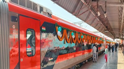  হাওড়া-কামাখ্যা, হাওড়া-বন্দে ভারত স্লিপার এক্সপ্রেসের জনপ্রিয়তা আকাশ ছুঁয়ে ফেলল। গত ছয় দিনে গড় যাত্রীসংখ্যা প্রায় ১২৮%। আগামী পাঁচ দিনের জন্য যাত্রীসংখ্যা ইতিমধ্যেই ১০০% ছাড়িয়ে গেছে।  যাত্রী উৎসাহ বাড়াতে রেলের স্লোগান, "আগে কখনও না পাওয়া আরামের অভিজ্ঞতা নিন – এখনই বন্দে ভারত স্লিপার ট্রেনের টিকিট বুক করুন"। 