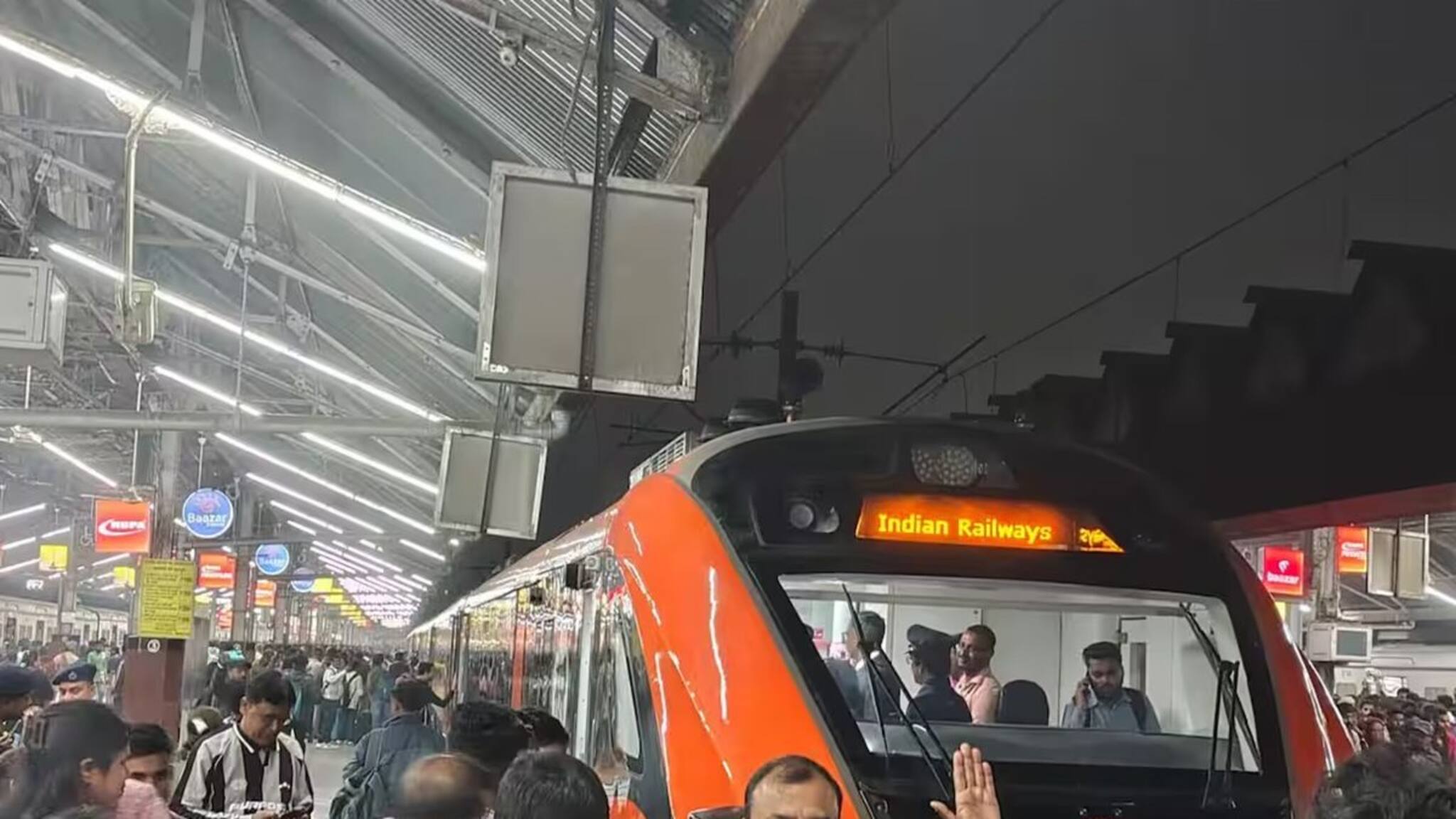 Vande Bharat Sleeper Train: যথা সময়েই দৌড়ল বন্দে ভারত স্লিপার, কেউ নিলেন সেলফি...কেউ স্মরণীয় করে রাখলেন ভিডিও বানিয়ে