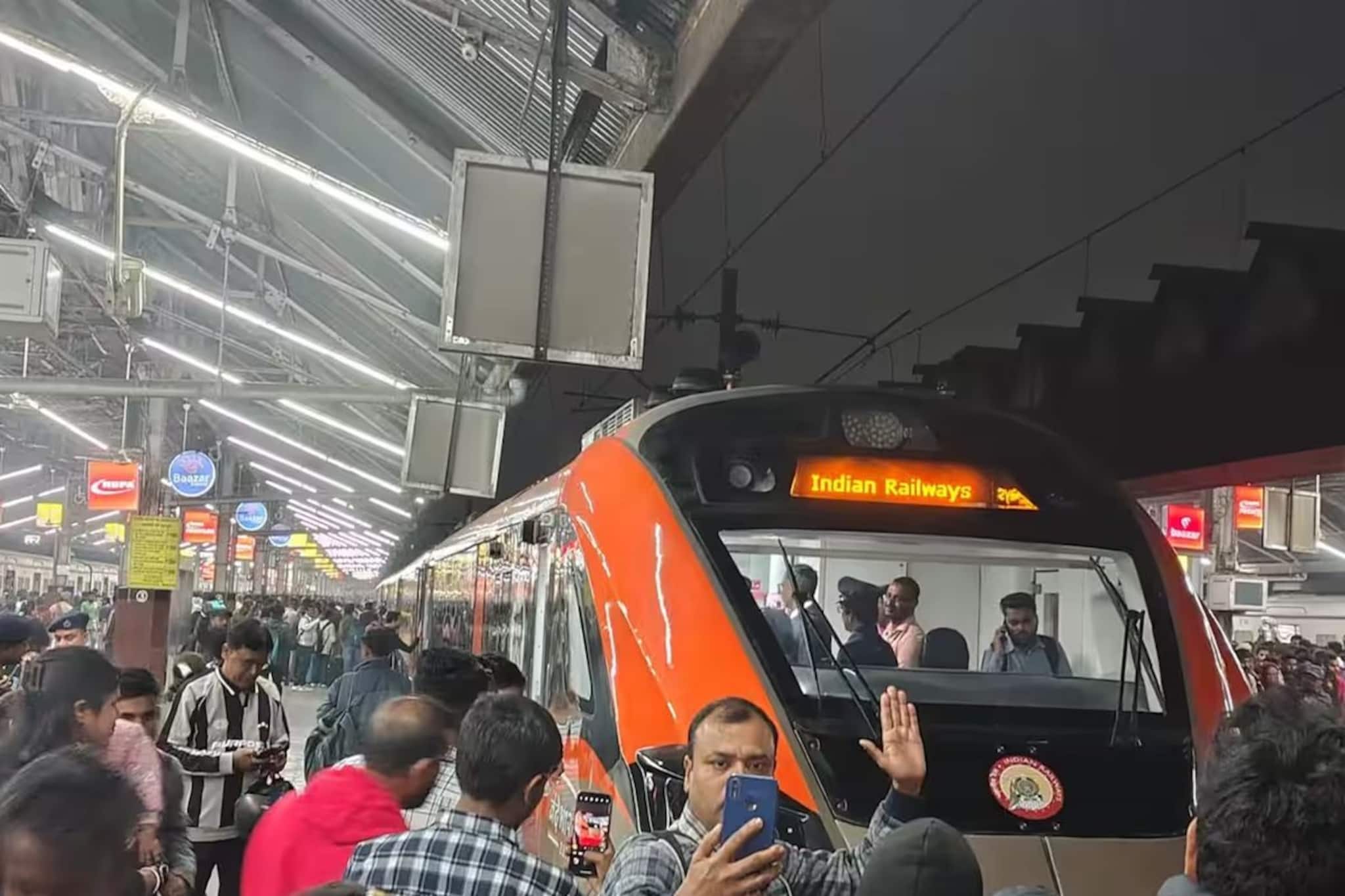 যথা সময়েই দৌড়ল বন্দে ভারত স্লিপার, কেউ নিলেন সেলফি...কেউ স্মরণীয় করে রাখলেন ভিডিও বানিয়ে