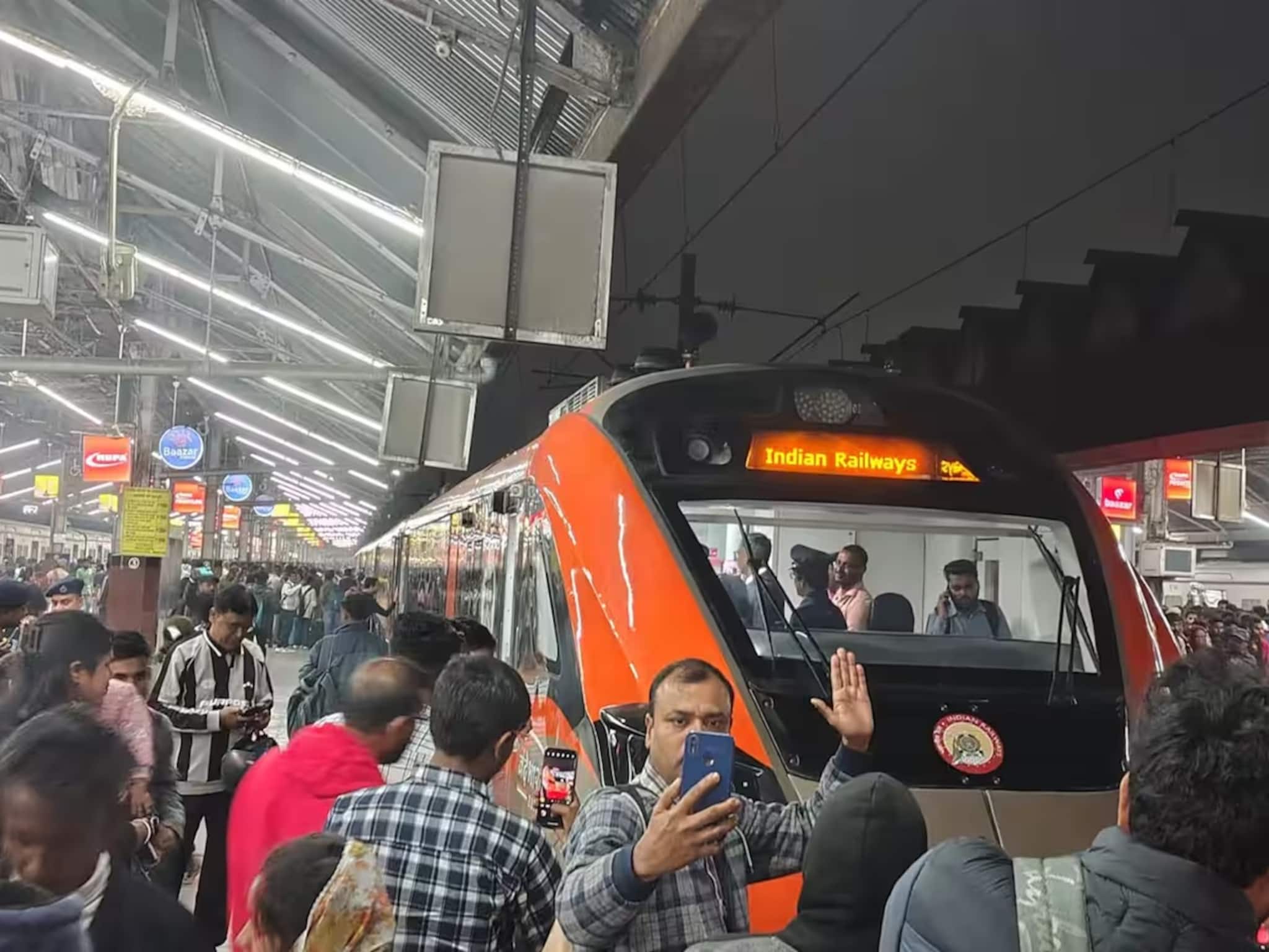 যথা সময়েই দৌড়ল বন্দে ভারত স্লিপার, কেউ নিলেন সেলফি...কেউ স্মরণীয় করে রাখলেন ভিডিও বানিয়ে