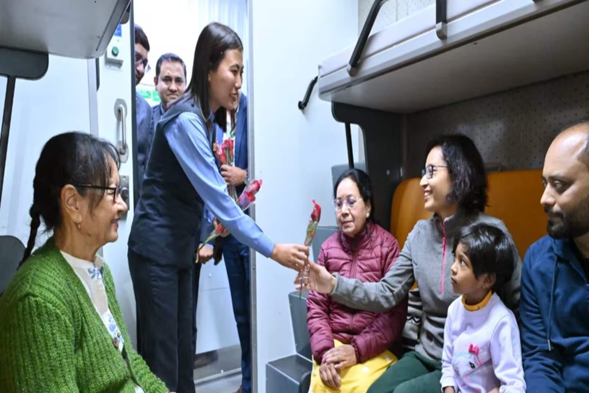 আজই হাওড়া থেকে যাত্রা শুরু বন্দে ভারত স্লিপারের, নয়া ট্রেন নিয়ে ব্যাপক উৎসাহ! আজই হাওড়া থেকে যাত্রা শুরু বন্দে ভারত স্লিপারের, নয়া ট্রেন নিয়ে ব্যাপক উৎসাহ!