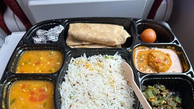 কলকাতা: ভারতের প্রথম বন্দে ভারত স্লিপার ট্রেনটি পশ্চিমবঙ্গ ও প্রতিবেশী রাজ্য অসমের রাজধানী শহরগুলিকে সংযুক্ত করে হাওড়া ও কামাখ্যার (গুয়াহাটি) মধ্যে চালু হতে চলেছে। সম্পূর্ণ দেশীয় প্রযুক্তিতে নির্মিত এই ট্রেনটি মাননীয় প্রধানমন্ত্রী ১৭ জানুয়ারি ২০২৬ তারিখে মালদহের একটি অনুষ্ঠান থেকে উদ্বোধন করবেন।