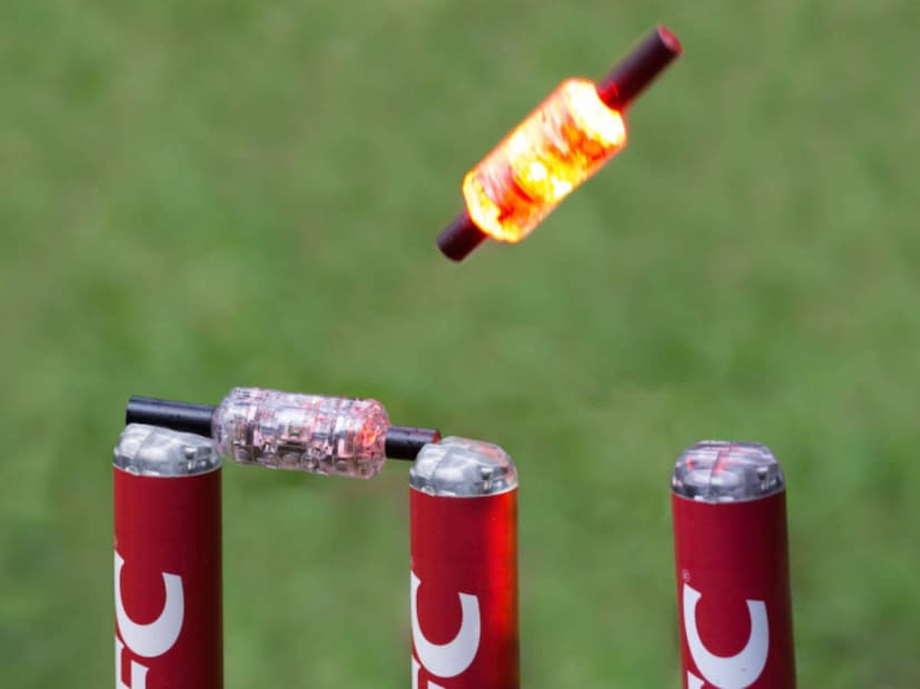 ক্রিকেট খেলার কথা বললেই আমাদের মনে প্রথমে ব্যাট ও বলের কথা আসে। কিন্তু এই দুইয়ের পাশাপাশি স্টাম্প ও বেলসও ক্রিকেটের অত্যন্ত গুরুত্বপূর্ণ অংশ। সময়ের সঙ্গে সঙ্গে ক্রিকেট যেমন আধুনিক হয়েছে, তেমনই পরিবর্তন এসেছে স্টাম্প ও বেলসের ক্ষেত্রেও। আগে যেখানে কাঠের স্টাম্প ও বেলস ব্যবহার করা হতো, এখন আন্তর্জাতিক ক্রিকেটে তার জায়গা নিয়েছে আধুনিক এলইডি স্টাম্প ও বেলস। ক্রিকেট খেলার কথা বললেই আমাদের মনে প্রথমে ব্যাট ও বলের কথা আসে। কিন্তু এই দুইয়ের পাশাপাশি স্টাম্প ও বেলসও ক্রিকেটের অত্যন্ত গুরুত্বপূর্ণ অংশ। সময়ের সঙ্গে সঙ্গে ক্রিকেট যেমন আধুনিক হয়েছে, তেমনই পরিবর্তন এসেছে স্টাম্প ও বেলসের ক্ষেত্রেও। আগে যেখানে কাঠের স্টাম্প ও বেলস ব্যবহার করা হতো, এখন আন্তর্জাতিক ক্রিকেটে তার জায়গা নিয়েছে আধুনিক এলইডি স্টাম্প ও বেলস।