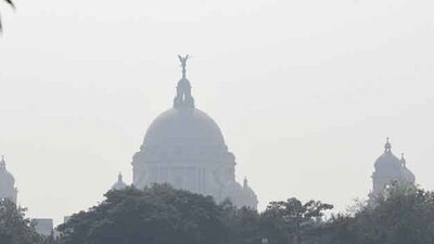 ফের কমল পারদ। সর্বনিম্ন তাপমাত্রা ২ থেকে ৩ ডিগ্রি সেলসিয়াস কমে গেল কলকাতা ও উপকূল সংলগ্ন জেলাগুলিতে। দখিনা বাতাস ও আংশিক মেঘলা আকাশের কারণে কিছুটা বেড়েছিল। উত্তুরে হাওয়া আসতেই তাপমাত্রা ফের কিছুটা কমল। আগামী দু-দিনে আরও কিছুটা কমতে পারে তাপমাত্রা। শীতের স্পেল বজায় থাকবে পৌষ সংক্রান্তিতে। এমনটাই জানিয়েছে আবহাওয়া দফতর ৷