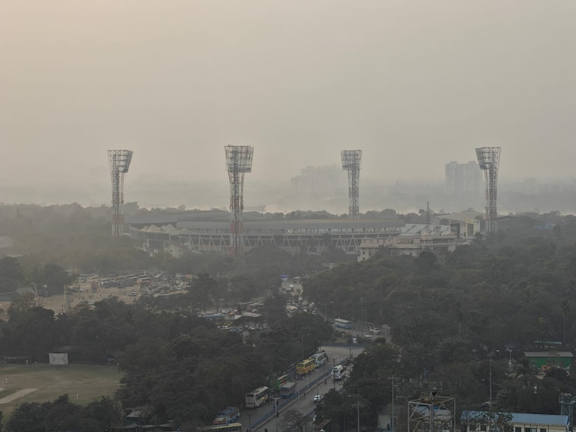 বুধবার এবং বৃহস্পতিবার হালকা বৃষ্টির সম্ভাবনা রয়েছে দার্জিলিঙে। দার্জিলিঙের পার্বত্য এলাকায় হতে পারে তুষারপাতও। কালিম্পঙেও বৃষ্টির সম্ভাবনা রয়েছে দু’দিন। হালকা বৃষ্টি হতে পারে জলপাইগুড়ি এবং আলিপুরদুয়ারেও। উত্তরবঙ্গ এবং দক্ষিণবঙ্গের সর্বত্রই রাতের তাপমাত্রায় আগামী সাত দিন বিশেষ হেরফের হবে না। এমনটাই জানিয়েছে আবহাওয়া দফতর ৷ বুধবার এবং বৃহস্পতিবার হালকা বৃষ্টির সম্ভাবনা রয়েছে দার্জিলিঙে। দার্জিলিঙের পার্বত্য এলাকায় হতে পারে তুষারপাতও। কালিম্পঙেও বৃষ্টির সম্ভাবনা রয়েছে দু’দিন। হালকা বৃষ্টি হতে পারে জলপাইগুড়ি এবং আলিপুরদুয়ারেও। উত্তরবঙ্গ এবং দক্ষিণবঙ্গের সর্বত্রই রাতের তাপমাত্রায় আগামী সাত দিন বিশেষ হেরফের হবে না। এমনটাই জানিয়েছে আবহাওয়া দফতর ৷