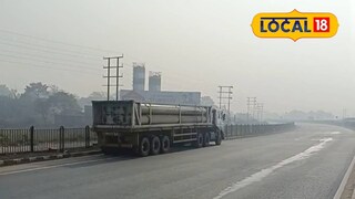 ট্রেলার দাঁড়িয়ে রয়েছে