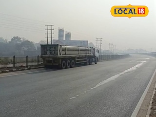 ট্রেলার দাঁড়িয়ে রয়েছে