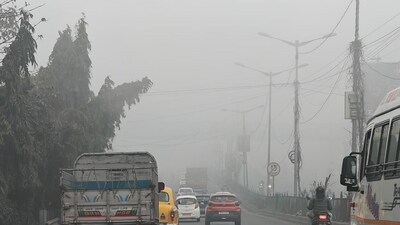রাজ্য জুড়ে জাঁকিয়ে শীতের পূর্বাভাস দিয়েছে আলিপুর আবহাওয়া দফতর। এই মুহূর্তে ঠান্ডার হাত থেকে রেহাই পাওয়ার সম্ভাবনা নেই। সংক্রান্তিতেও কনকনে ঠান্ডা অনুভূত হবে। পূর্বাভাস বলছে, আগামী দু’দিনে দক্ষিণবঙ্গে রাতের তাপমাত্রা আরও ২ থেকে ৩ ডিগ্রি কমতে পারে। তার পরের চার-পাঁচ দিনে তাপমাত্রার বড় কোনও পরিবর্তন হবে না। অর্থাৎ, আপাতত পারদ থাকবে স্বাভাবিকের নীচেই। উত্তরবঙ্গে আগামী সাত দিনে রাতের তাপমাত্রায় খুব একটা হেরফের হচ্ছে না।