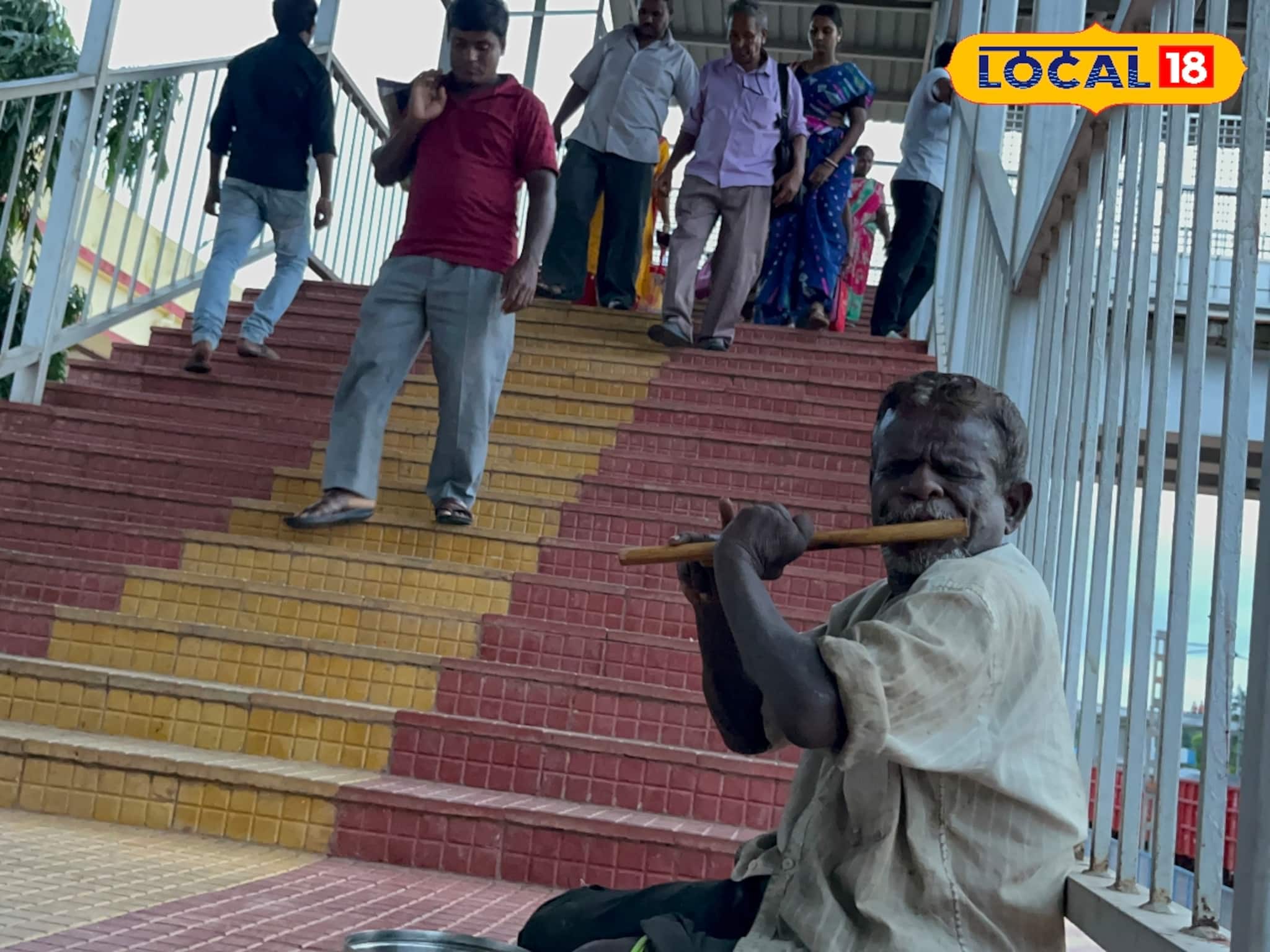 জন্ম থেকে দু'চোখে আলো নেই, কিন্তু তার বাঁশিতে জাদু আছে, শুনবেন নাকি ভানুর সুর