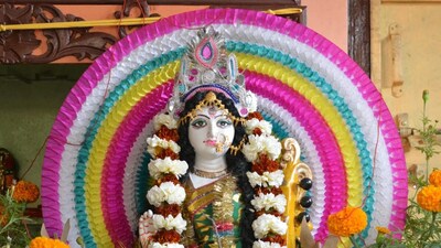 সরস্বতী পুজোয় স্বাভাবিক তাপমাত্রা থাকবে রাজ্য। আগামী দুদিন একই রকম থাকলেও স্বাভাবিকের নীচেই থাকবে সর্বনিম্ন তাপমাত্রা। সোমবার থেকে দু থেকে তিন ডিগ্রি বেড়ে স্বাভাবিকের কিছুটা উপরে যাবে সর্বনিম্ন তাপমাত্রা।