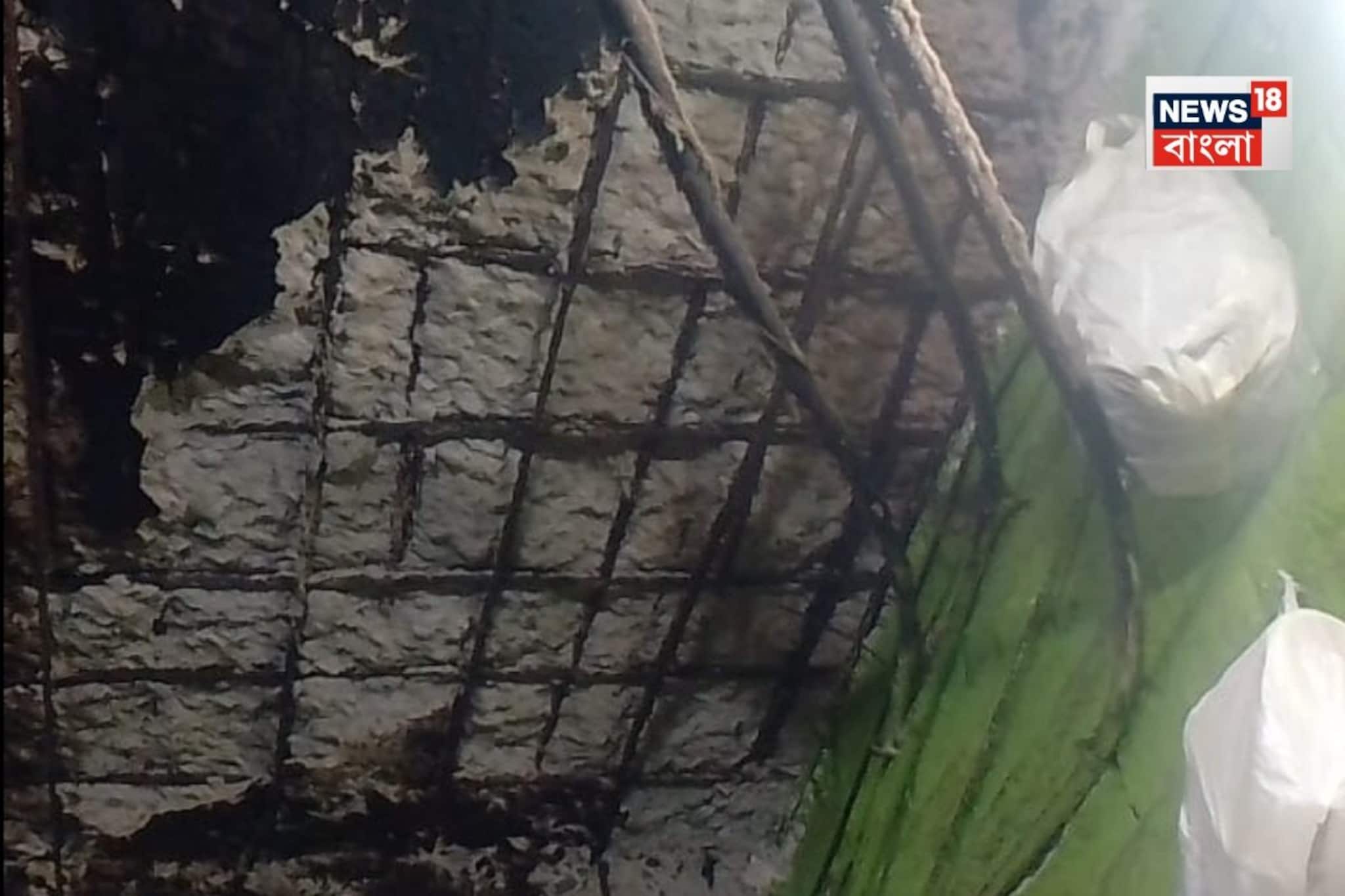 মাঝরাতে ঘুমের মধ্যেই ভেঙে পড়ল চাঙর... ৫০ বছরের পুরনো বাড়ির ছাদ ভেঙে মর্মান্তিক মৃত্যু! মাঝরাতে ঘুমের মধ্যেই ভেঙে পড়ল চাঙর... ৫০ বছরের পুরনো বাড়ির ছাদ ভেঙে মর্মান্তিক মৃত্যু!