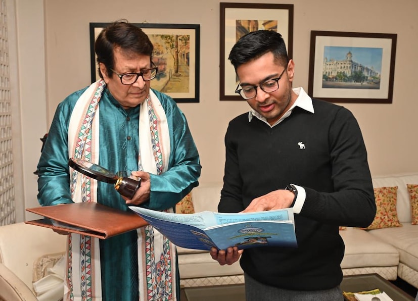 বিধানসভা ভোট আসন্ন। বুধবার অভিনেতা রঞ্জিত মল্লিকের বাড়িতে 'উন্নয়নের পাঁচালি' নিয়ে পৌঁছলেন তৃণমূলের সর্বভারতীয় সাধারণ সম্পাদক অভিষেক বন্দ্যোপাধ্যায়। তৃণমূল জমানার ১৫ বছরের উন্নয়নের পাঁচালি নিয়ে যান তিনি। বিধানসভা ভোট আসন্ন। বুধবার অভিনেতা রঞ্জিত মল্লিকের বাড়িতে 'উন্নয়নের পাঁচালি' নিয়ে পৌঁছলেন তৃণমূলের সর্বভারতীয় সাধারণ সম্পাদক অভিষেক বন্দ্যোপাধ্যায়। তৃণমূল জমানার ১৫ বছরের উন্নয়নের পাঁচালি নিয়ে যান তিনি।