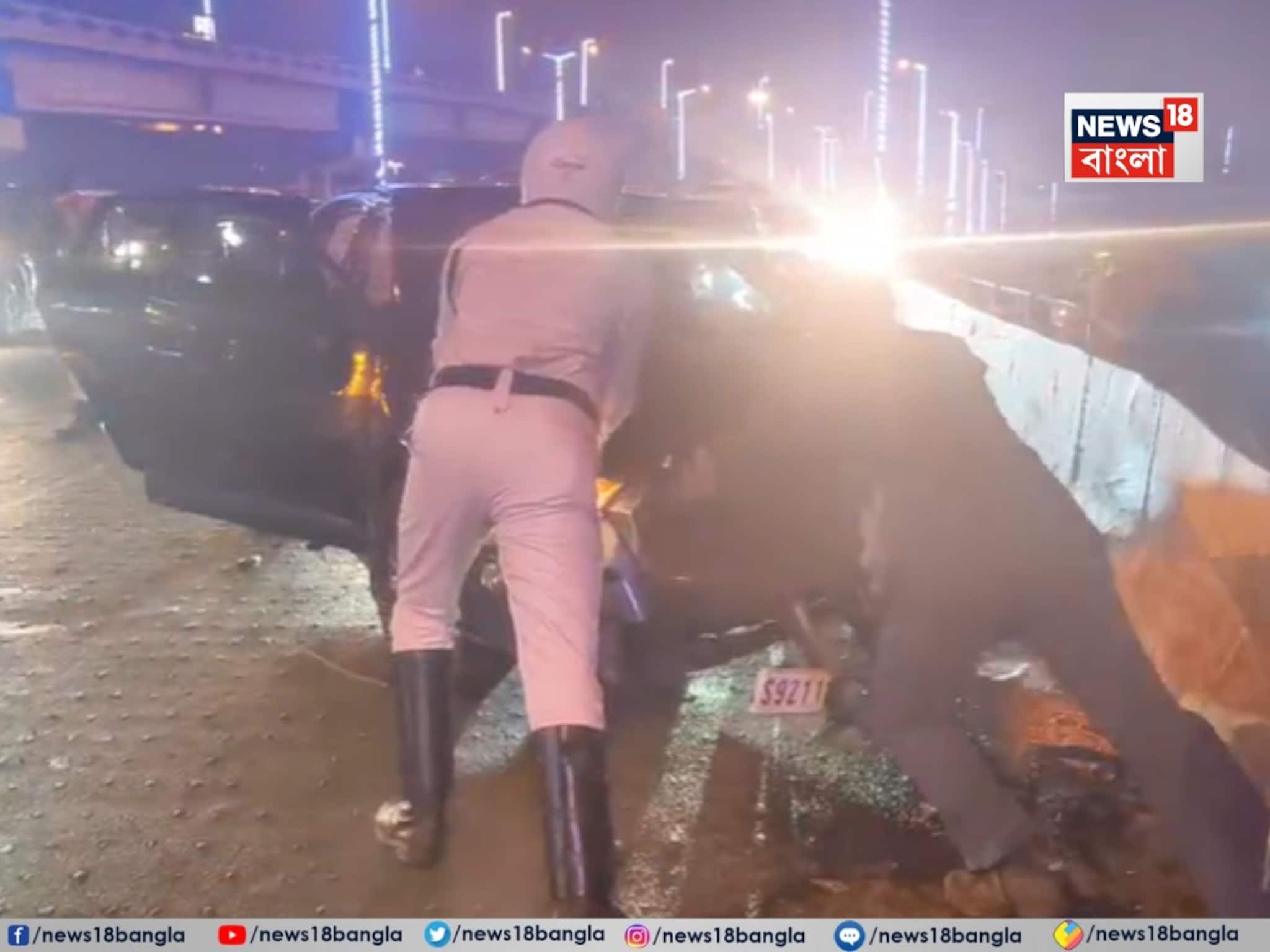 মা ফ্লাইওভারে ফের দুর্ঘটনা! পরপর চারচাকা গাড়ির ধাক্কা, গুরুতর আশঙ্কাজনক ৩