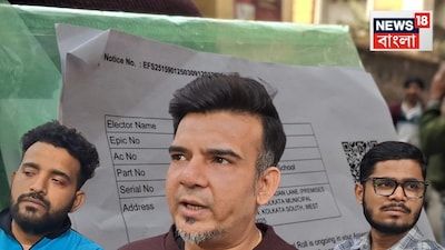 এসআইআর-এর খসড়া তালিকা প্রকাশের পর নানা ধরণের বিভ্রান্তি সামনে আসছে। এবার পদবীর ভুলে মন্ত্রী শোভনদেব চট্টোপাধ্যায়ের ছেলে সায়নদেব চ্যাটার্জিকে ডাকা হল এসআইআর-এর শুনানিতে। এসআইআর শুনানিতে হাজিরা দিতে ভবানীপুর গার্লস হাইস্কুলের কেন্দ্রে হাজির হলেন মন্ত্রী-পুত্র সায়নদেব।