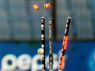 ক্রিকেটে উইকেটের সাইজ কত? এলইডি উইকেটের দাম কত? জানলে চমকে যাবেন