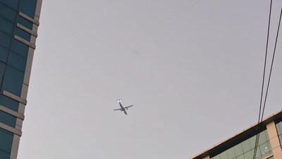 এ সপ্তাহেই জমিয়ে শীতের আমেজ শেষ। রবিবারে হাওয়া বদল এবং সোমবার থেকে বাড়বে তাপমাত্রা। সোমবার থেকে বুধবারের মধ্যে ৩ ডিগ্রি সেলসিয়াস তাপমাত্রা বেড়ে যাবে। এমনটাই পূর্বাভাস আবহাওয়া বিজ্ঞানীদের। আপাতত সর্বোচ্চ ও সর্বনিম্ন তাপমাত্রা স্বাভাবিকের নীচে রয়েছে। উত্তর-পশ্চিম থেকে শীতল হাওয়া ঢুকছে। শনিবার পর্যন্ত উত্তুরে হাওয়া বইবে। আপাতত শীতের স্পেল বজায় থাকবে শনি/রবিবার পর্যন্ত। 