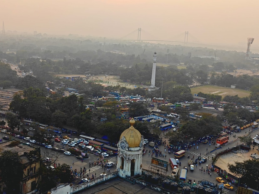 সকালে শীতের আমেজ আরও একটু কমল। সকালে শীতের আমেজ এবং বেলা বাড়লে শীত উধাও হবে। সকালে হালকা থেকে মাঝারি কুয়াশা। উত্তরবঙ্গে ঘন কুয়াশার সতর্কতা। পরে পরিষ্কার আকাশ। রোদ উঠলেই শীতের আমেজ কমবে। এমনটাই জানিয়েছে আবহাওয়া দফতর ৷ সকালে শীতের আমেজ আরও একটু কমল। সকালে শীতের আমেজ এবং বেলা বাড়লে শীত উধাও হবে। সকালে হালকা থেকে মাঝারি কুয়াশা। উত্তরবঙ্গে ঘন কুয়াশার সতর্কতা। পরে পরিষ্কার আকাশ। রোদ উঠলেই শীতের আমেজ কমবে। এমনটাই জানিয়েছে আবহাওয়া দফতর ৷