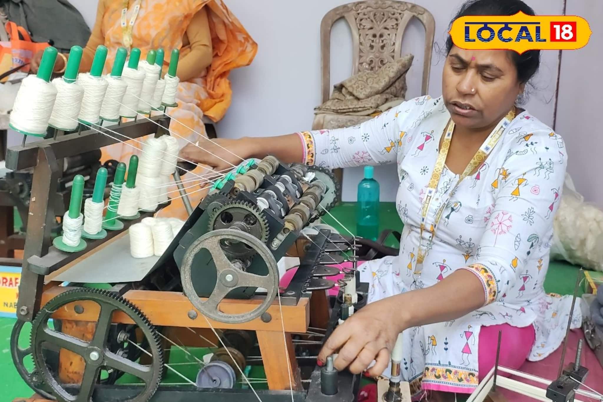 চরকার চাকা ঘুরিয়ে মোটা আয়! তুলো থেকে মসলিনের সুতো বানিয়ে ঘরে বসেই কামাচ্ছেন মহিলারা