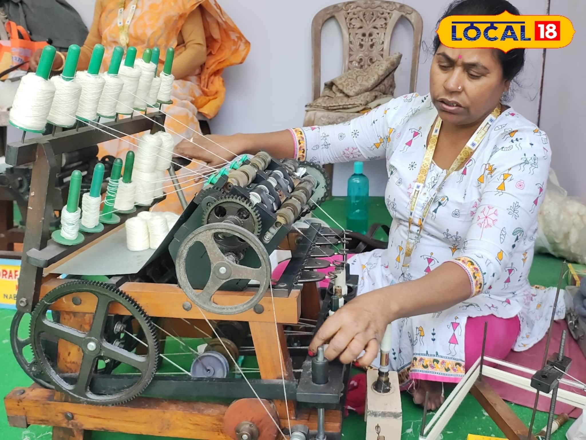 চরকার চাকা ঘুরিয়ে মোটা আয়! তুলো থেকে মসলিনের সুতো বানিয়ে ঘরে বসেই কামাচ্ছেন মহিলারা
