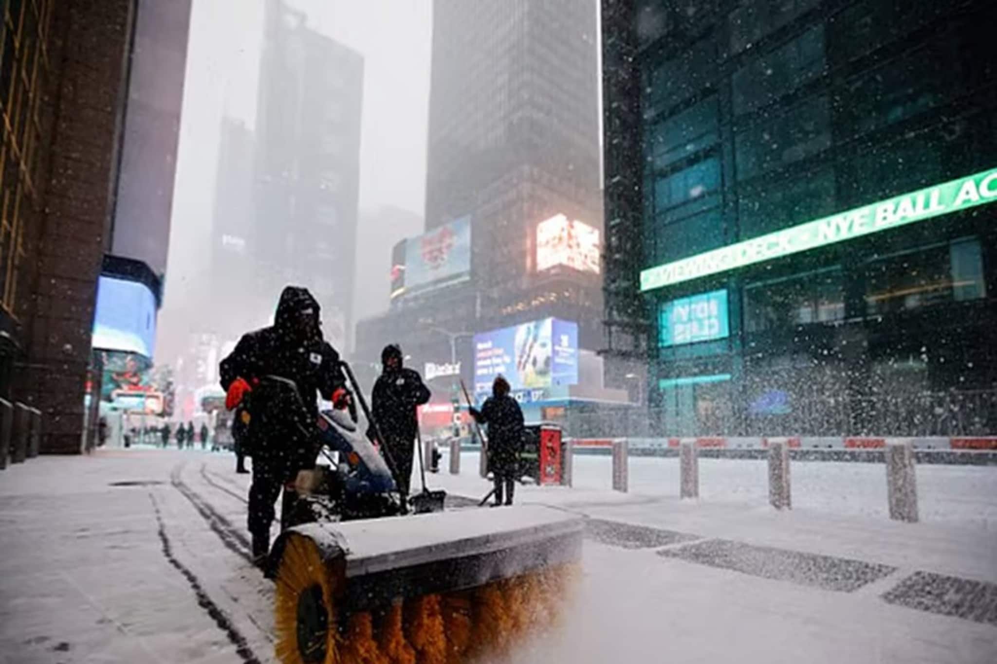 প্রবল তুষারঝড়ে বিপর্যস্ত আমেরিকা! মৃত্যুমিছিল, সবচেয়ে ভয়াবহ অবস্থা নিউইয়র্কের