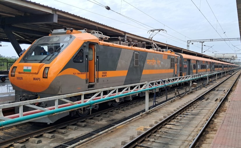 রেল যোগাযোগে এক নতুন অধ্যায়ের সূচনা হল, যখন শিয়ালদহ–বারাণসী অমৃত ভারত এক্সপ্রেস (ট্রেন নম্বর ২২৫৮৭) শিয়ালদহ স্টেশন থেকে তার প্রথম বাণিজ্যিক যাত্রা শুরু করল। এই প্রথমবারের মতো অমৃত ভারত শ্রেণির কোনও ট্রেন সরাসরি যুক্ত করল দুই প্রাচীন আধ্যাত্মিক ও সাংস্কৃতিক নগরী—শিয়ালদহ ও বারাণসীকে। রেল যোগাযোগে এক নতুন অধ্যায়ের সূচনা হল, যখন শিয়ালদহ–বারাণসী অমৃত ভারত এক্সপ্রেস (ট্রেন নম্বর ২২৫৮৭) শিয়ালদহ স্টেশন থেকে তার প্রথম বাণিজ্যিক যাত্রা শুরু করল। এই প্রথমবারের মতো অমৃত ভারত শ্রেণির কোনও ট্রেন সরাসরি যুক্ত করল দুই প্রাচীন আধ্যাত্মিক ও সাংস্কৃতিক নগরী—শিয়ালদহ ও বারাণসীকে।