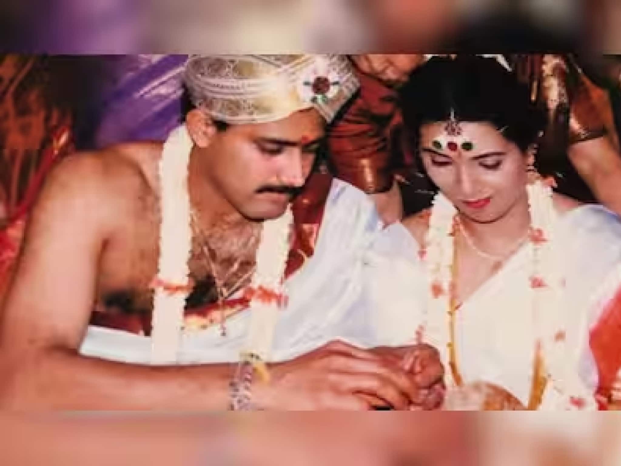 শুধু বিবাহিত মহিলার প্রেমেই নয়, তাঁর সঙ্গে ভাল থাকার জন্যে কোর্টে পর্যন্ত গিয়েছিলেন... শুধু বিবাহিত মহিলার প্রেমেই নয়, তাঁর সঙ্গে ভাল থাকার জন্যে কোর্টে পর্যন্ত গিয়েছিলেন...