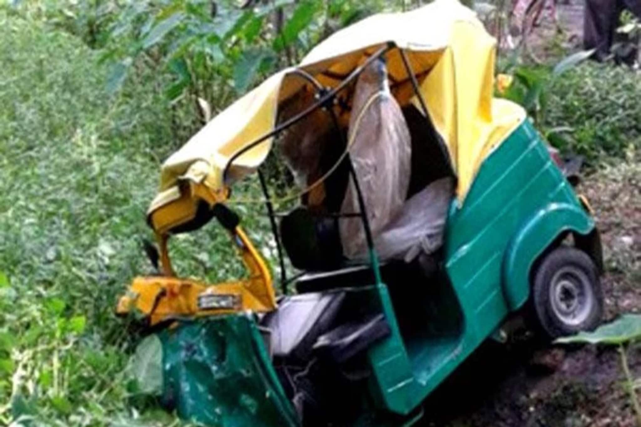 অটোর সঙ্গে চারচাকা গাড়ির ভয়াবহ ধাক্কা! শান্তিপুরে রক্তারক্তি কাণ্ড, গুরুতর আহত ৮! অটোর সঙ্গে চারচাকা গাড়ির ভয়াবহ ধাক্কা! শান্তিপুরে রক্তারক্তি কাণ্ড, গুরুতর আহত ৮!