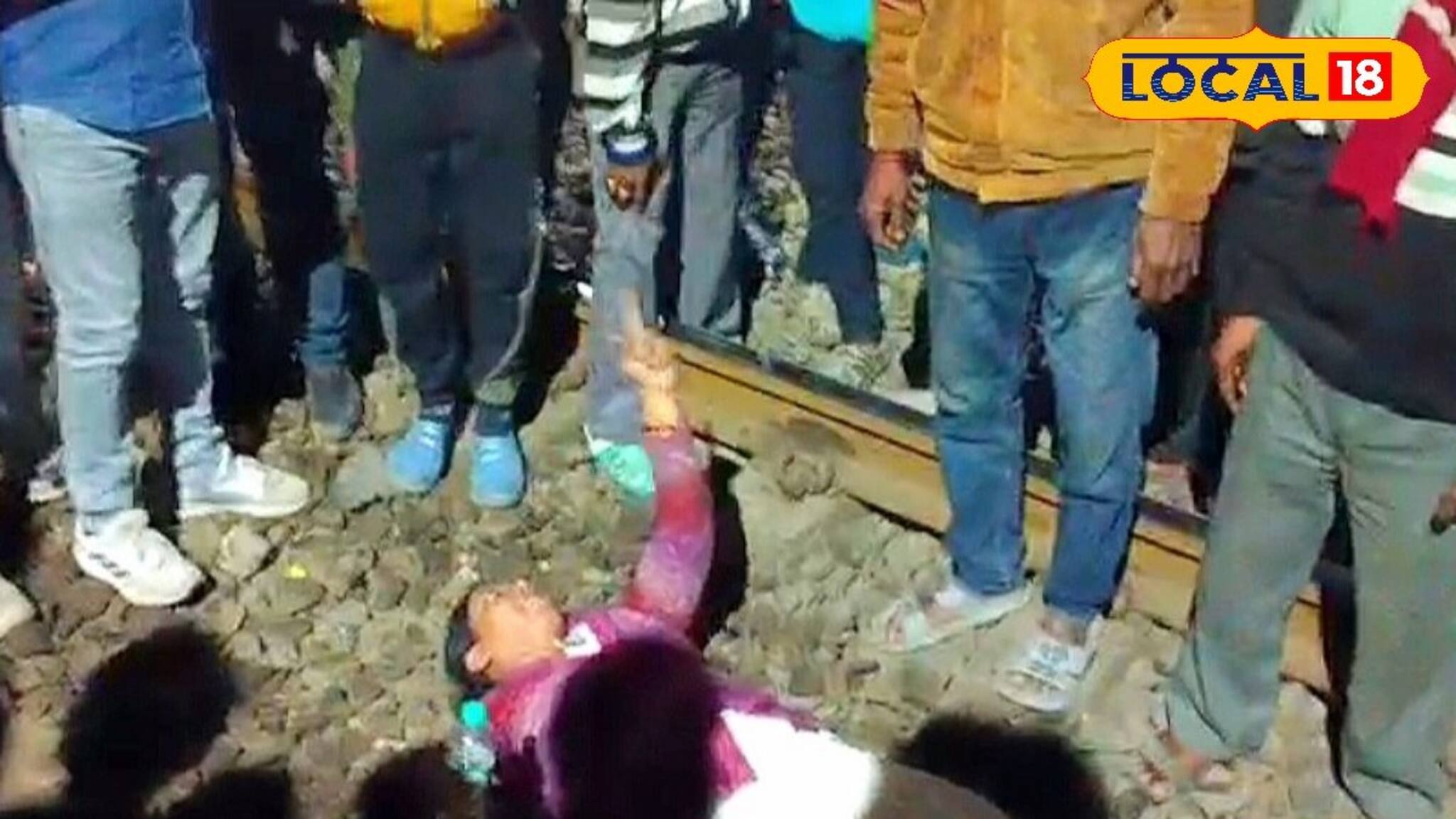 North 24 Parganas News: বামনগাছিতে হুলস্থুল! বিয়ের কথা বলে ডেকে উধাও প্রেমিককে ফিরে পেতে রেললাইনে শুয়ে পড়লেন প্রেমিকা, বোঝো কাণ্ড