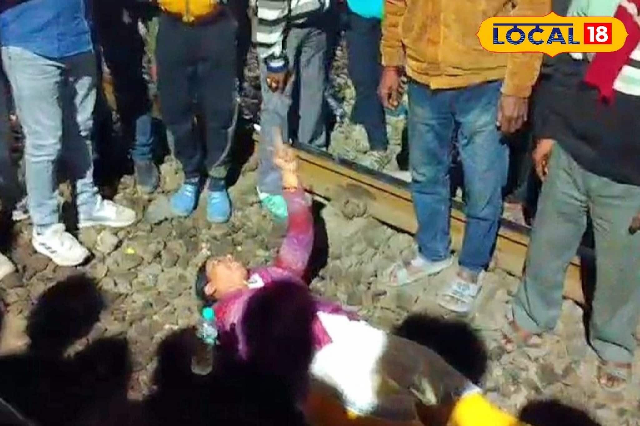 বিয়ের কথা বলে ডেকে উধাও প্রেমিককে ফিরে পেতে বামনগাছিতে রেললাইনে শুয়ে পড়লেন প্রেমিকা