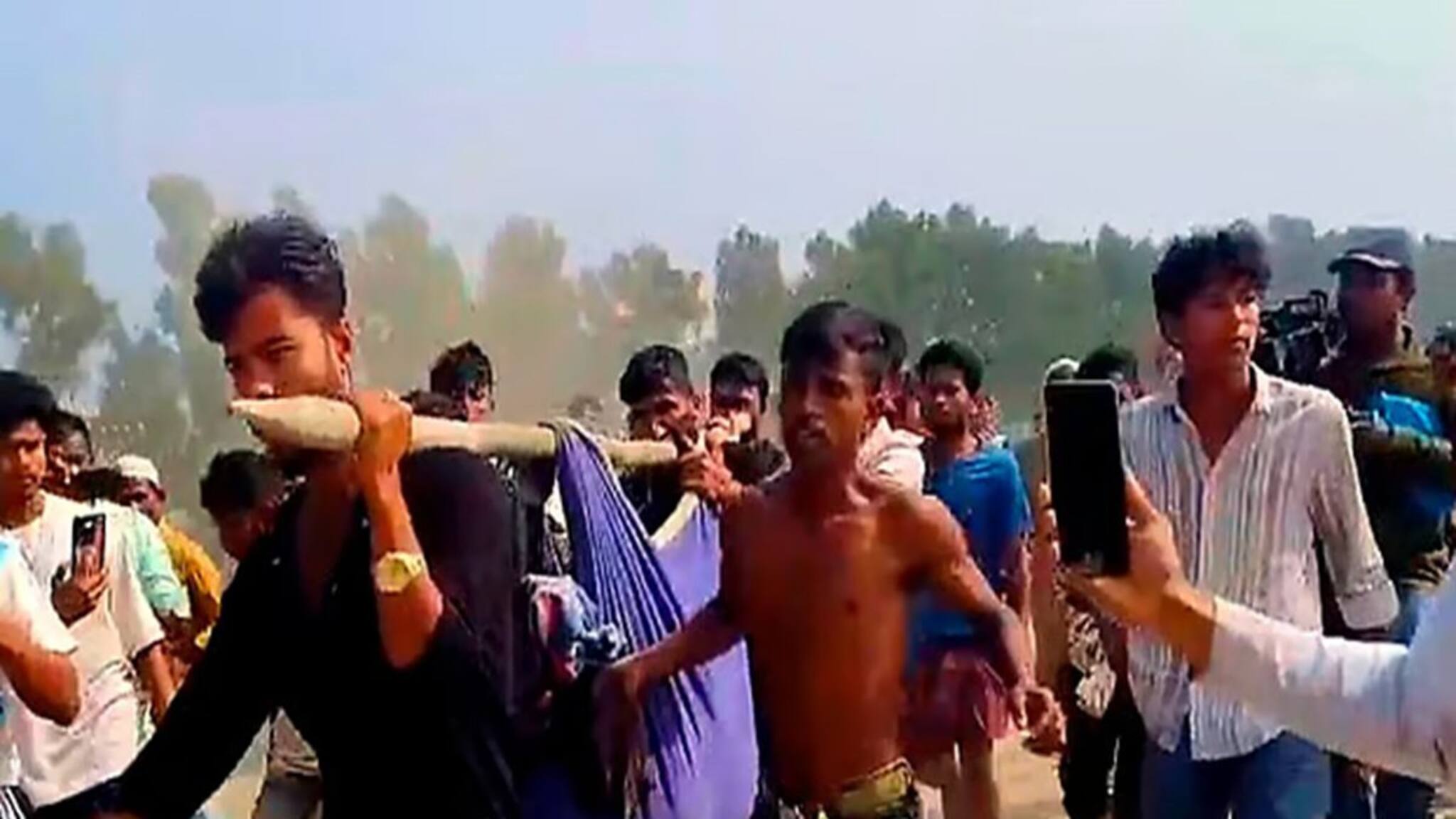 Bangladesh News: বাংলাদেশে ভয়াবহ মাইন বিস্ফোরণ! উড়ে গেল যুবকের বাঁ পা, পরিস্থিতি আরও ভয়ঙ্কর হচ্ছে