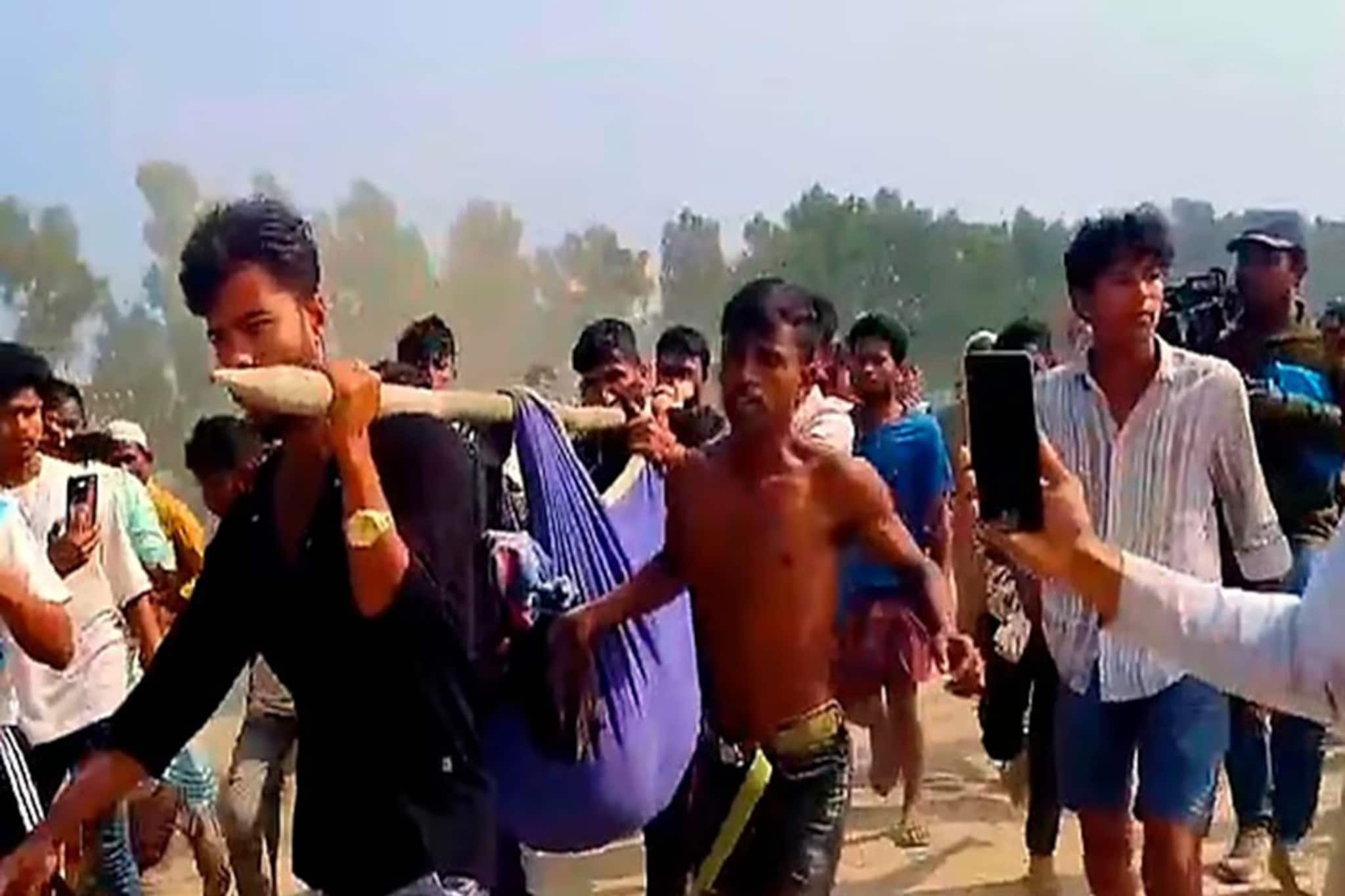 বাংলাদেশে ভয়াবহ মাইন বিস্ফোরণ! উড়ে গেল যুবকের বাঁ পা, পরিস্থিতি আরও ভয়ঙ্কর হচ্ছে