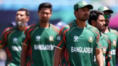 কলকাতা: ফ্রন্টফুটেই নয় বরং ক্রিকেটের সর্বোচ্চ সংস্থার বিরুদ্ধে স্টেপ আউট করে খেলার সিদ্ধান্ত বিসিবি-র৷  বাংলাদেশ ক্রিকেট বোর্ড আন্তর্জাতিক ক্রিকেট কাউন্সিলের (আইসিসি) বিপক্ষে লড়াইয়ের সিদ্ধান্ত নিয়েছে। ২০২৬ সালের আইসিসি টি-টোয়েন্টি বিশ্বকাপে বাংলাদেশের অংশগ্রহণ নিয়ে সন্দেহ রয়ে গেছে। এদিকে, বুধবার বোর্ডের অর্থ কমিটির চেয়ারম্যান নাজমুল হুসেন একটি বিশাল দাবি করেছেন। তিনি বলেছেন যে এই মেগা টুর্নামেন্ট থেকে তাদের দলকে বাদ দেওয়া হলে বোর্ডের কোনও আর্থিক ক্ষতি হবে না।  ৭ ফেব্রুয়ারি থেকে ৮ মার্চ পর্যন্ত ভারতের পাঁচটি এবং শ্রীলঙ্কার তিনটি মাঠে এই টুর্নামেন্ট অনুষ্ঠিত হওয়ার কথা রয়েছে।