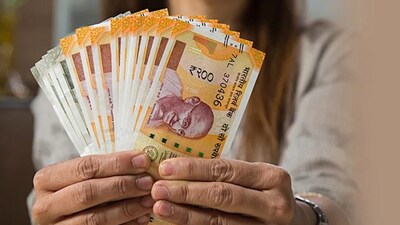 বর্তমানে দেশের শীর্ষ ব্যাঙ্কগুলিতে পার্সোনাল লোনের সুদের হার সাধারণত বছরে প্রায় ১০.৮৫ শতাংশ থেকে শুরু করে ১১.৫০ শতাংশের আশপাশে রয়েছে। আবেদনকারীর আয়, ক্রেডিট স্কোর এবং ঋণ পরিশোধের মেয়াদের উপর সুদের হার নির্ভর করে।