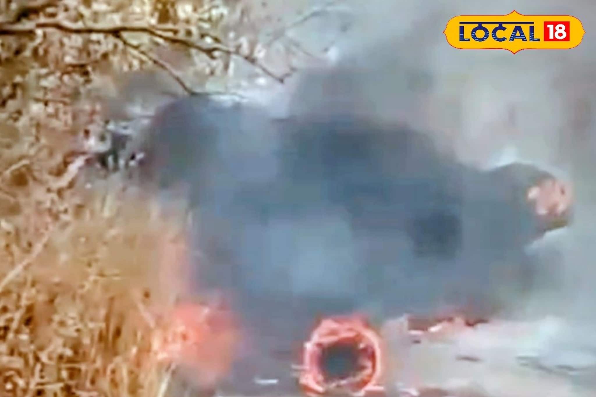 ঝুলন্ত বিদ্যুতের তারেই সর্বনাশ, চলন্ত খড়বোঝাই পিকআপ ভ্যানে দাউদাউ করে আগুন!